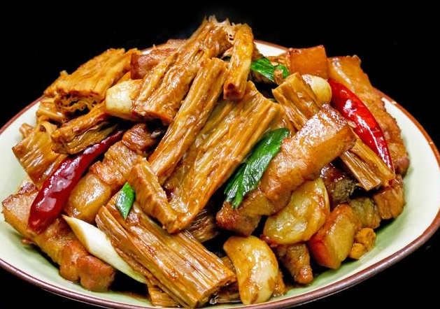营养美味的腐竹,这样做才好吃呢,红烧配五花肉,最好的吃法