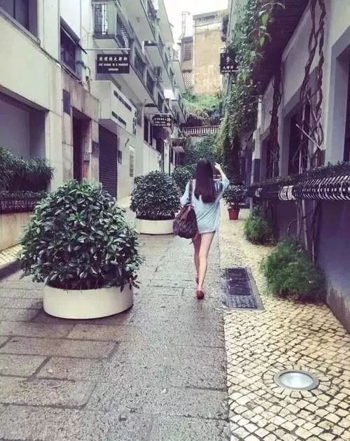出门旅行抓拍一个屁颠屁颠走路的背影