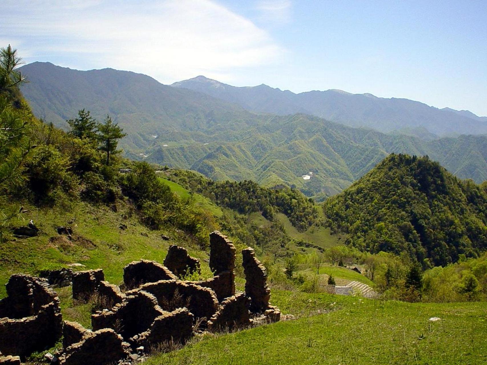 紫柏山风景区就像一片瑰宝,藏在陕西省汉中市留坝县境内.该地区面积达