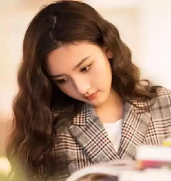 国民妹妹 iu也有过水波纹的造型,海藻般的长发让她优雅浪漫许多.