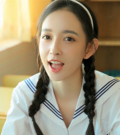 康宁自曝最新校服写真,简单别致的校服更衬出她的清新软萌