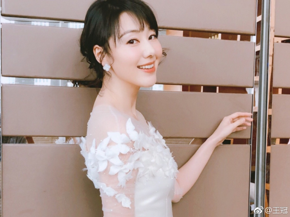 10月26日,网曝唐嫣好友,东方卫视主持人王冠将担任婚礼伴娘.