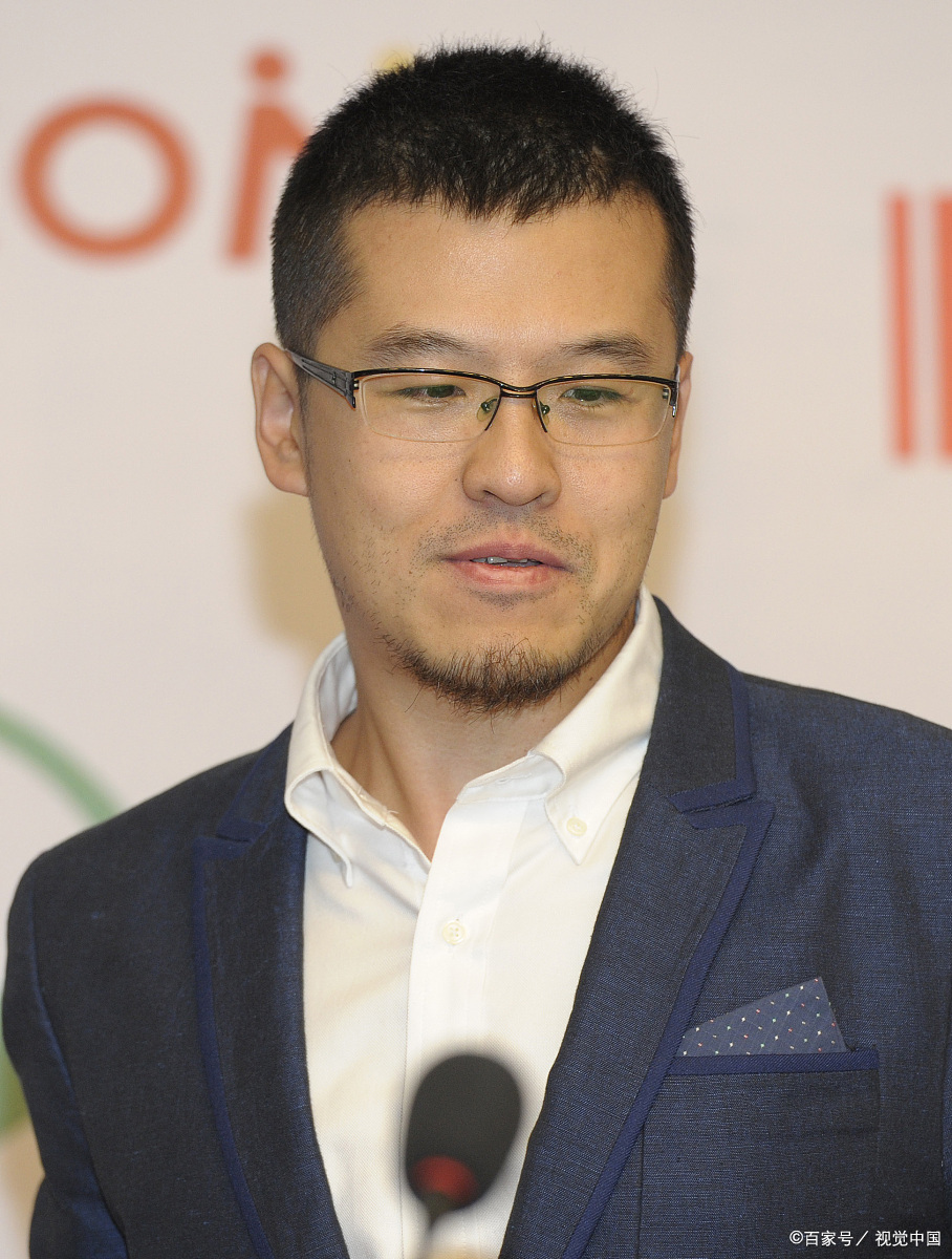 近日,国内篮球名嘴杨毅在解说辽宁队对阵广厦队比赛时,受到了球迷们的