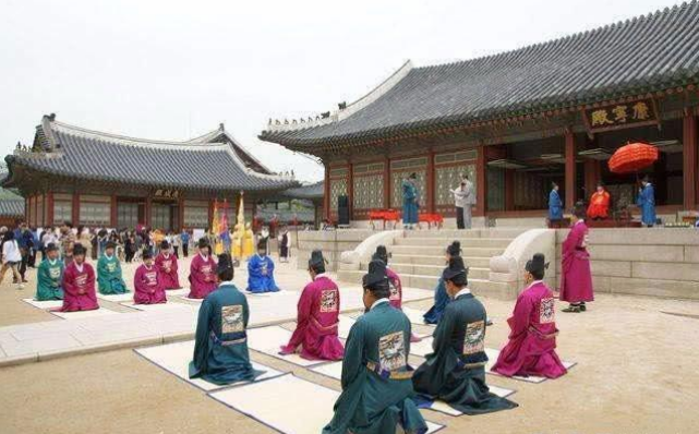 古代大臣上朝,"唐朝坐,宋朝站,清朝跪",这是文化的倒退吗?