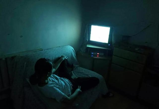 千万别熬夜了!20岁女孩深夜追剧险"毁"容!