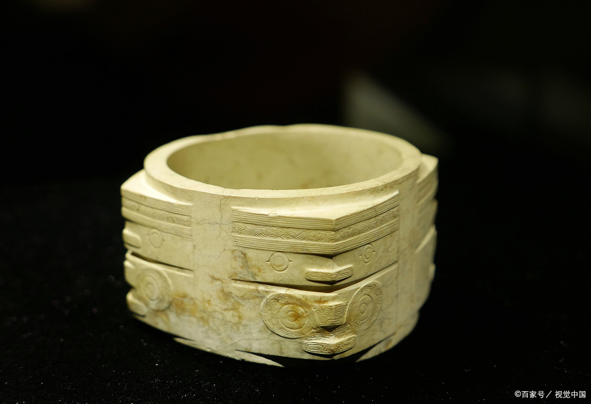 良渚玉器神徽两侧的鸟纹,应该象征人与天神的连接,山海经可佐证