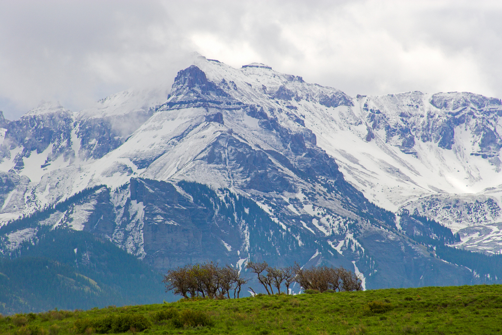 安第斯山脉是世界上最长的山脉,位于南美洲西部,跨越七个国家,拥有最