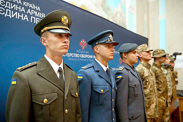 2016年,乌克兰推出新军服:俄罗斯人不接受,乌克兰人不满意