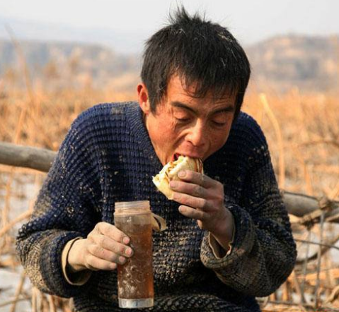 农民工一天赚400元,为啥还吃馒头咸菜,穿破衣服?回答扎心了