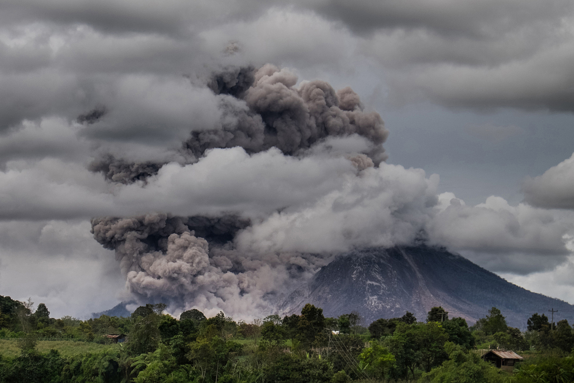 玛珥火山图片