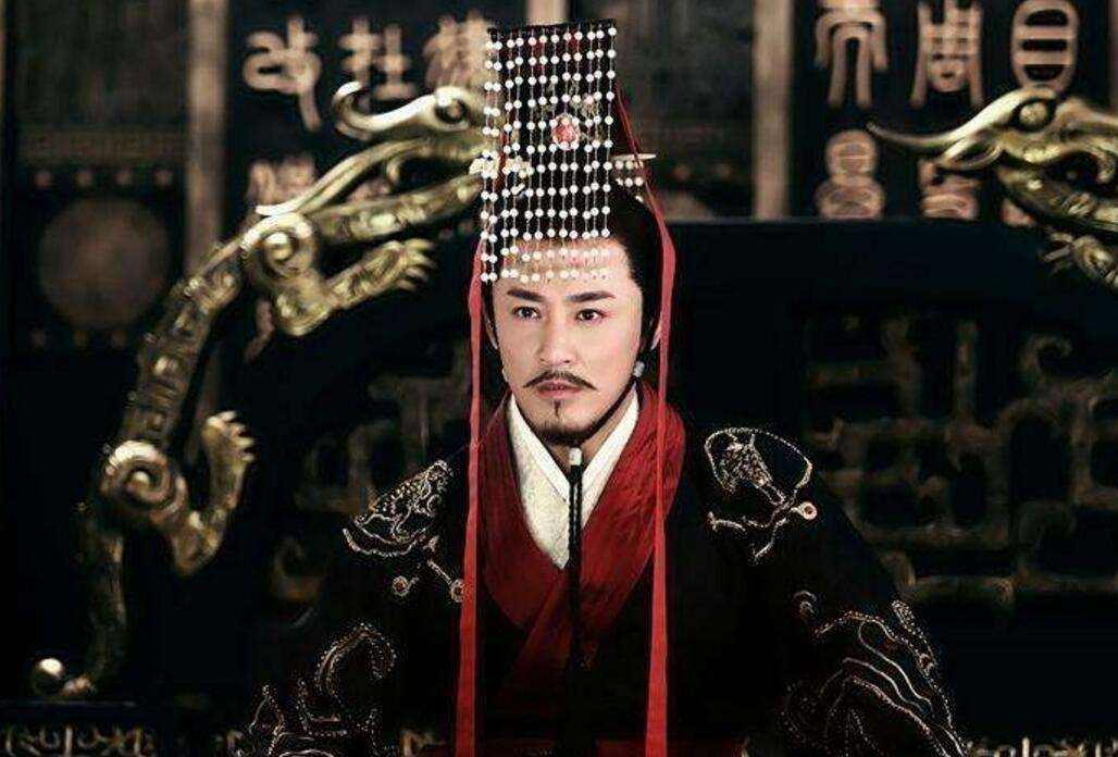 为何只有秦朝用黑色龙袍,后世全都是黄色的,是因为不敢用吗?