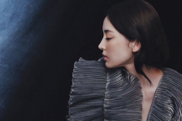 古力娜扎穿设计感时装气质高冷,秀立体五官上演侧颜杀