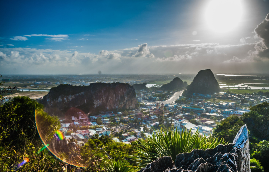 越南也有五行山,山上有中国式的道观,还有写着中国文字的塔