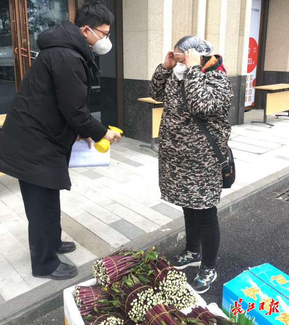 蔬菜配送上门,油布封闭村湾,武汉小区封闭管理有序推进