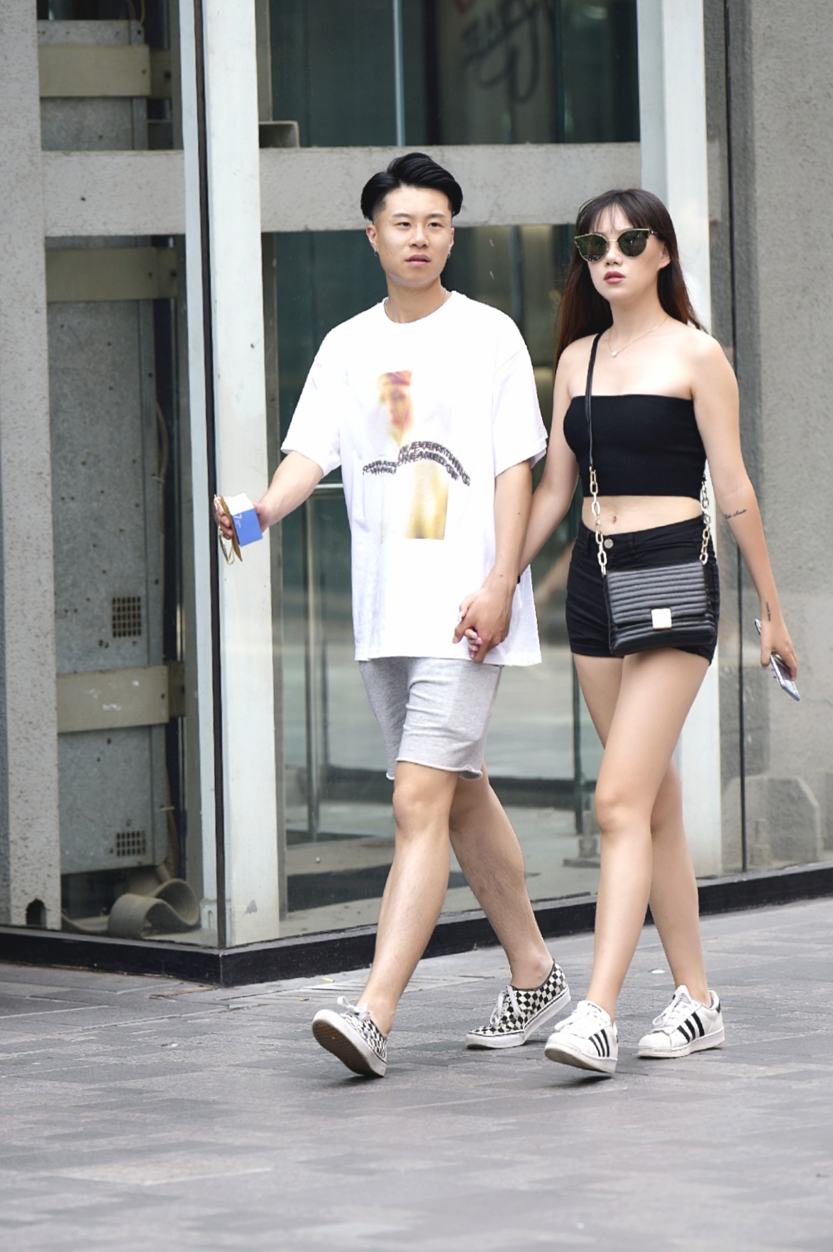 在时尚街区,看到这样一对对牵手逛街的小情侣,画面充满了幸福感