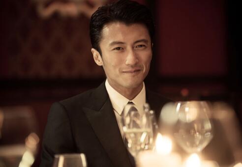 谢霆锋微博晒与李小龙合照,却被吐槽,网友:直男自拍角度!