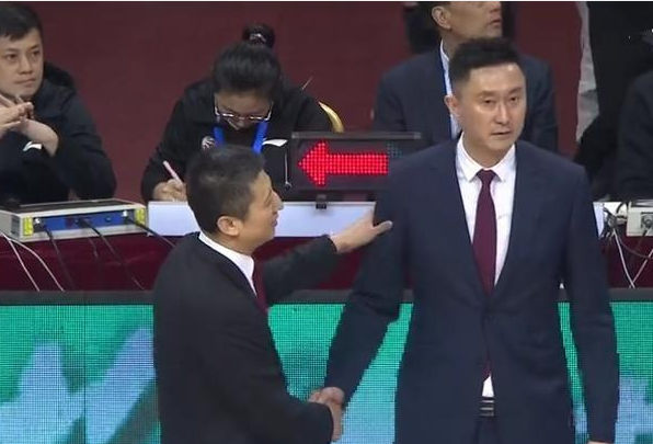 尴尬!郭士强主动上前与杜峰友好握手,后者无视眼睛依旧直盯赛场