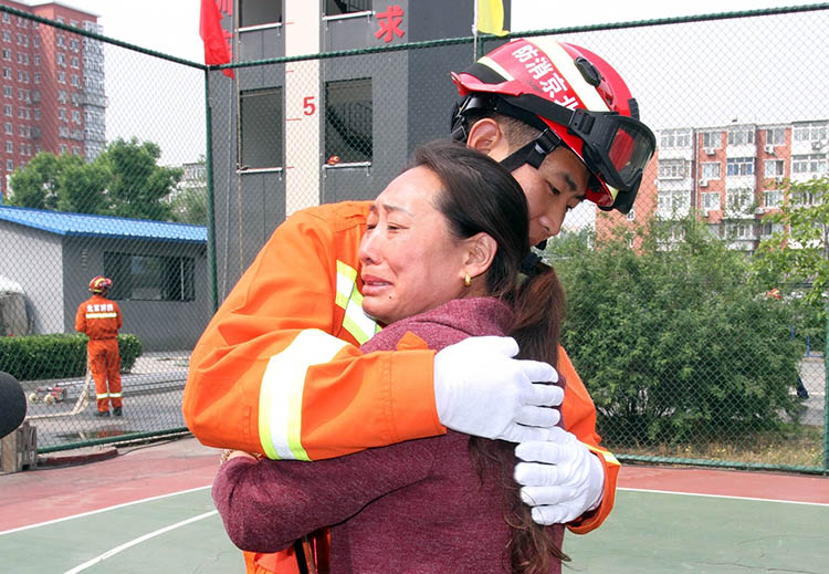 石景山消防支队"秀绝技" 消防员妈妈看完落泪|组图