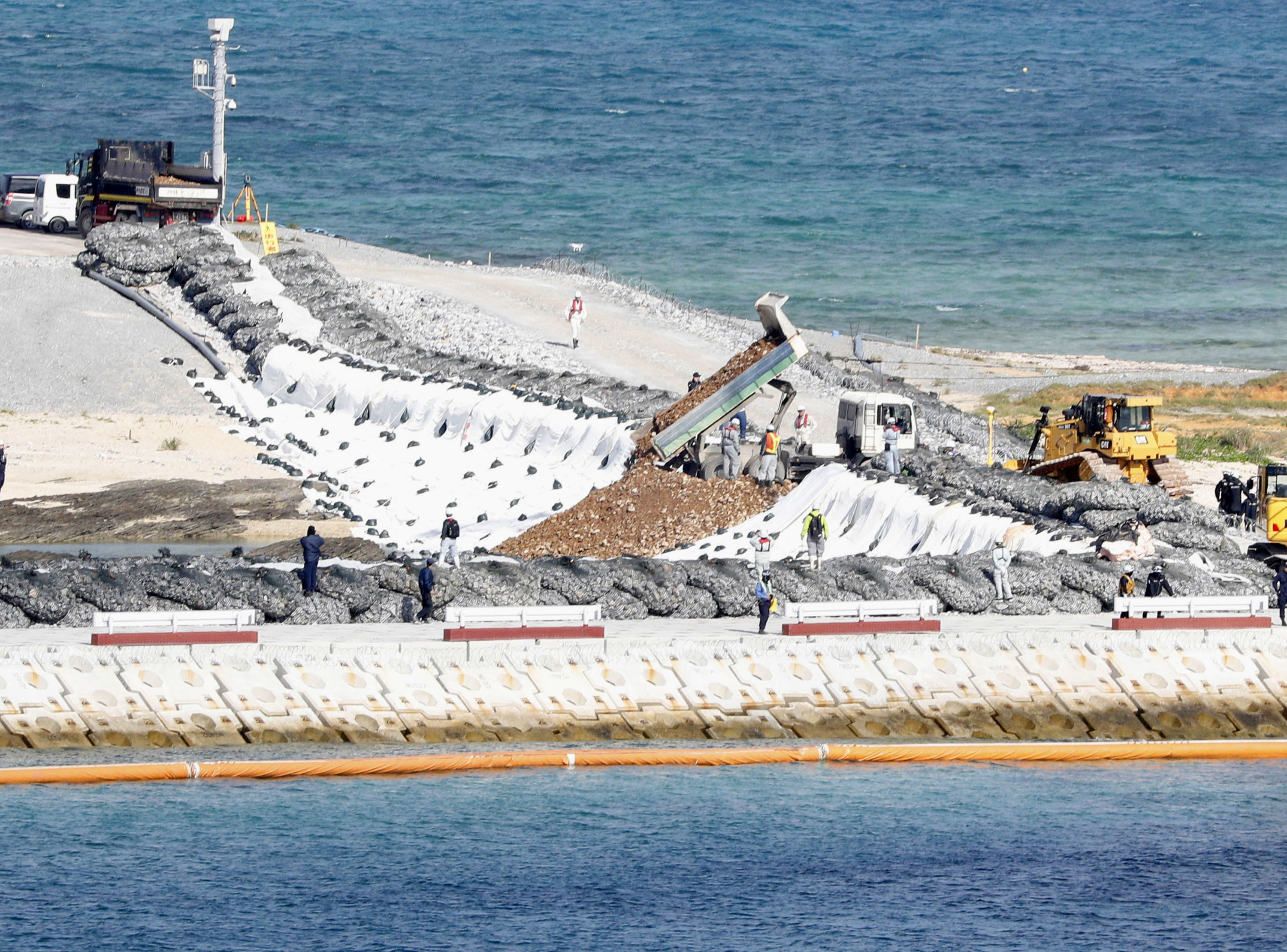 日本政府无视冲绳民意强行填海造地