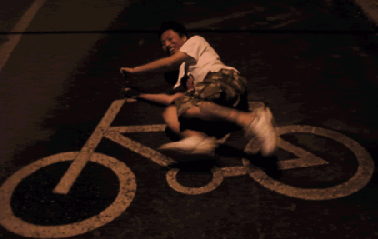 搞笑gif图笑话由漫画八妹编辑4: 这样骑自行车真是碉堡了!