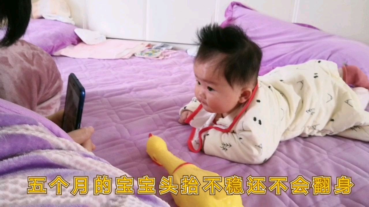 宝宝脖子像小鸡啄米,爸妈给抓紧练习,她却个性十足只顾吃手