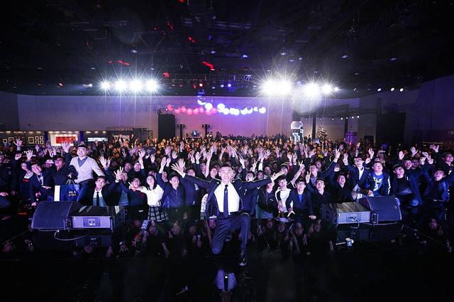 dnf嘉年华:旭旭宝宝压轴出场,全场观众起立合影,再战十年!