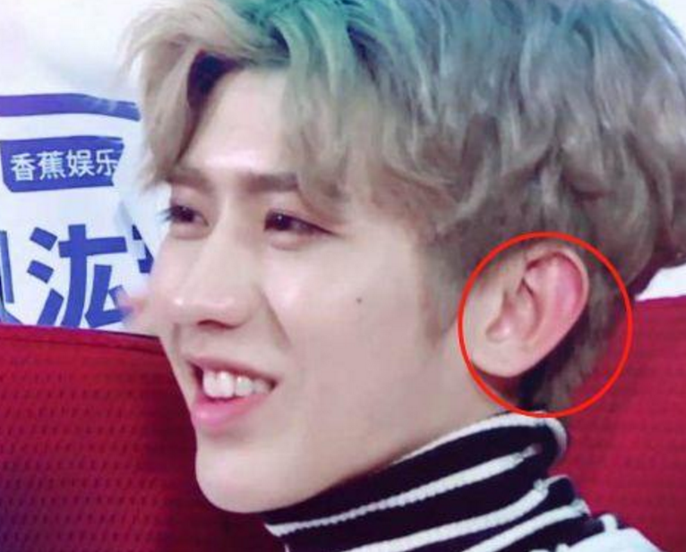 ninepercent害羞时,蔡徐坤耳朵红,朱正廷趴桌子,他瞬间秒到我