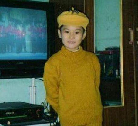 张馨予童年照曝光,整没整过一看便知,网友:原来是纯天然美女