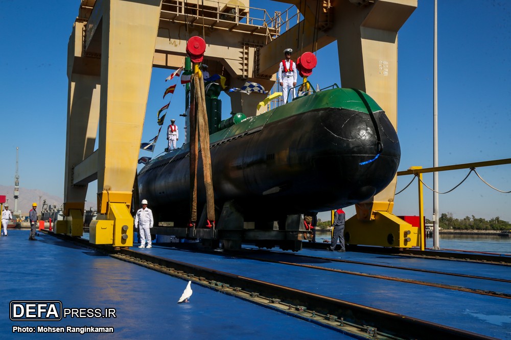 伊朗最新潜艇服役 尺寸短小绿色涂装