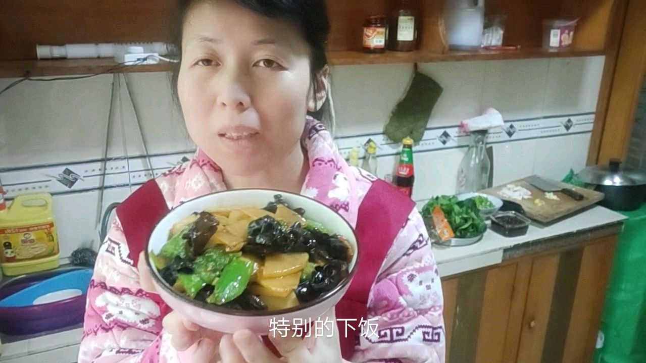 青椒土豆炒木耳!营养好吃又下饭!小朋友也很爱吃喔!