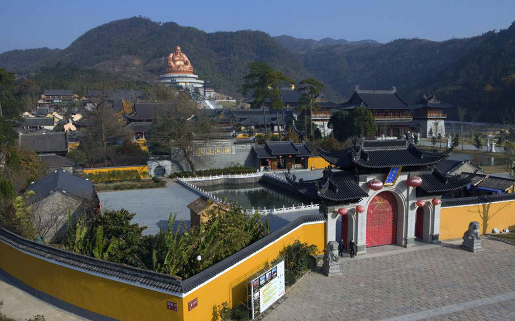 雪窦寺全称雪窦资圣禅寺,位于雪窦山中心地带,青山环抱四周,飞瀑点缀