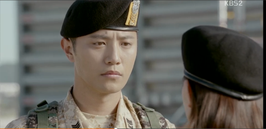 别的不说, 身材高大,面容英俊的晋久穿起军装还是蛮帅气的不是吗?