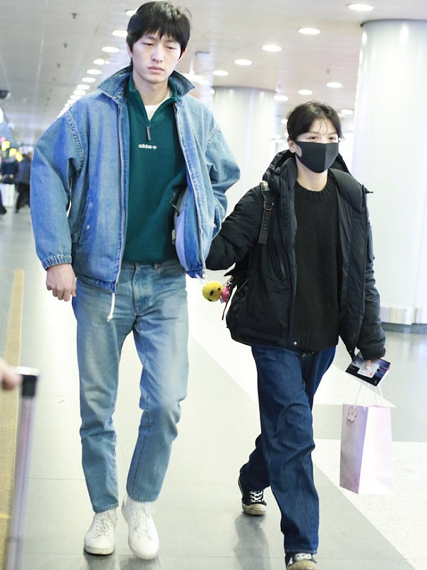 春夏金大川上演最萌身高差,大方牵手甜蜜对视,却被质疑摆拍!