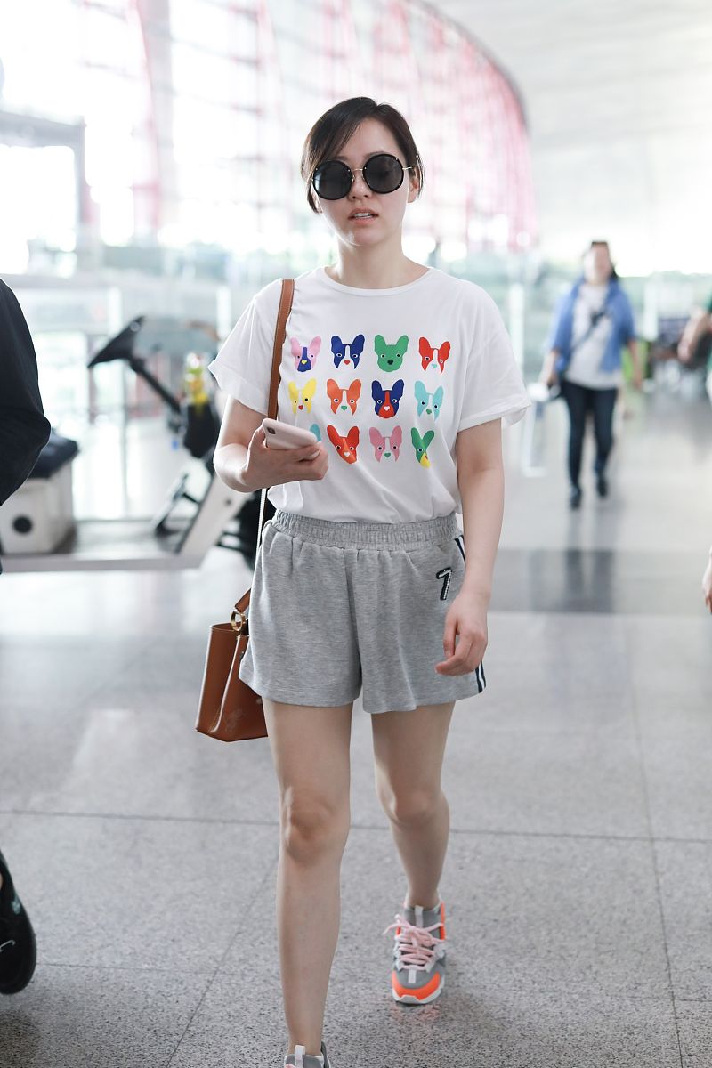 张靓颖街拍:狗头t恤运动短裤 手袋球鞋清爽简约