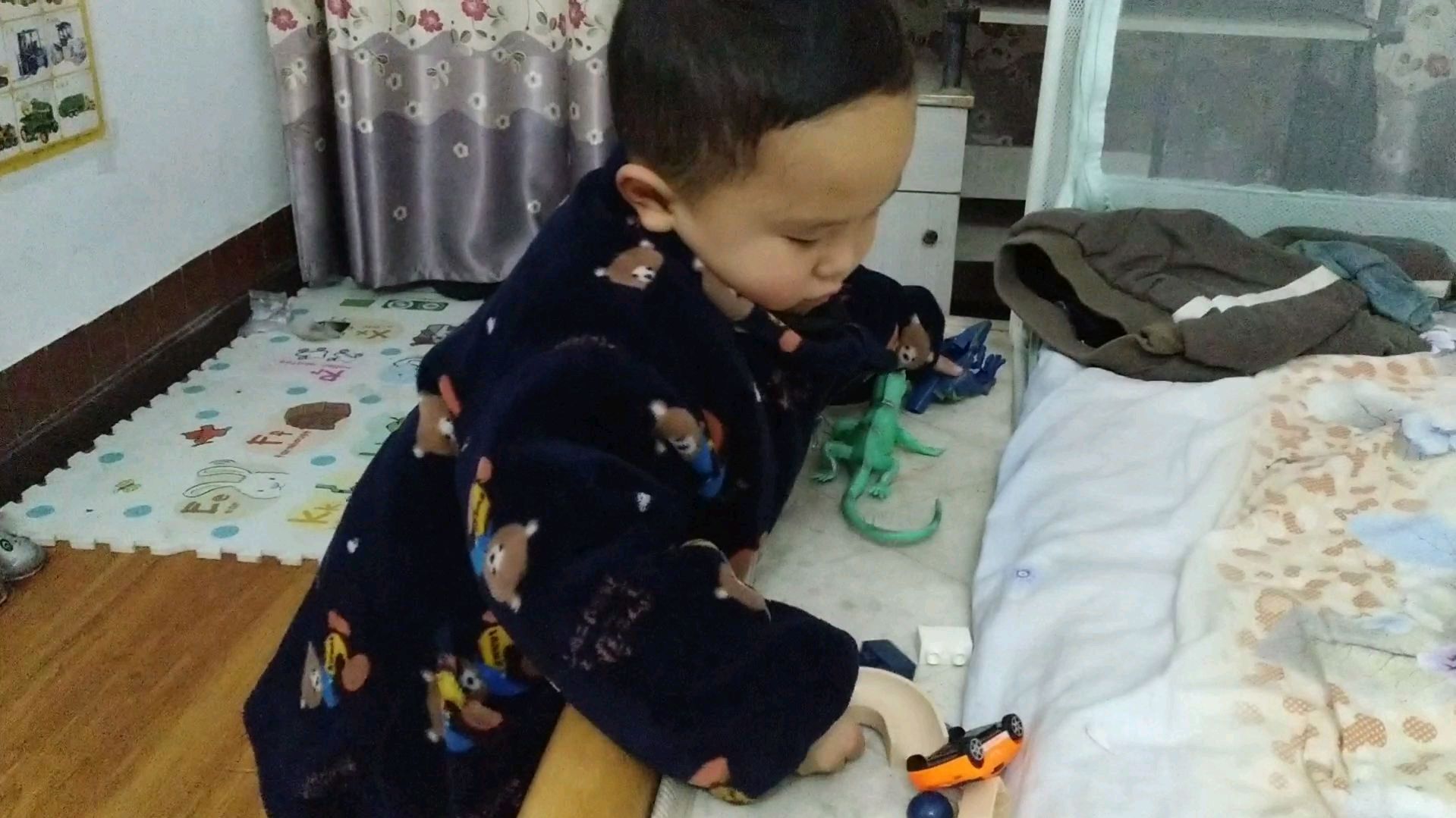 玩具变色龙和鳄鱼有啥区别,3岁儿子有点搞不懂,咋办?