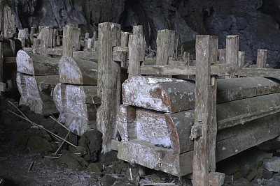 贵州:果里洞葬蕴含丰富苗族文化,地处岩溶山原,峰丛林立,乔灌间杂.
