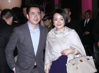 王中磊和老婆罕见同框,老婆脸上笑开花,出席的大佬是亮点
