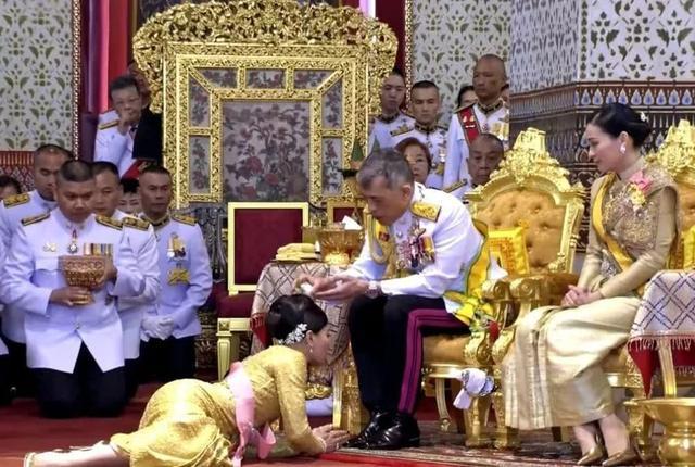 泰国国王出游,群众五体投地跪拜,若是中国游客要下跪吗?