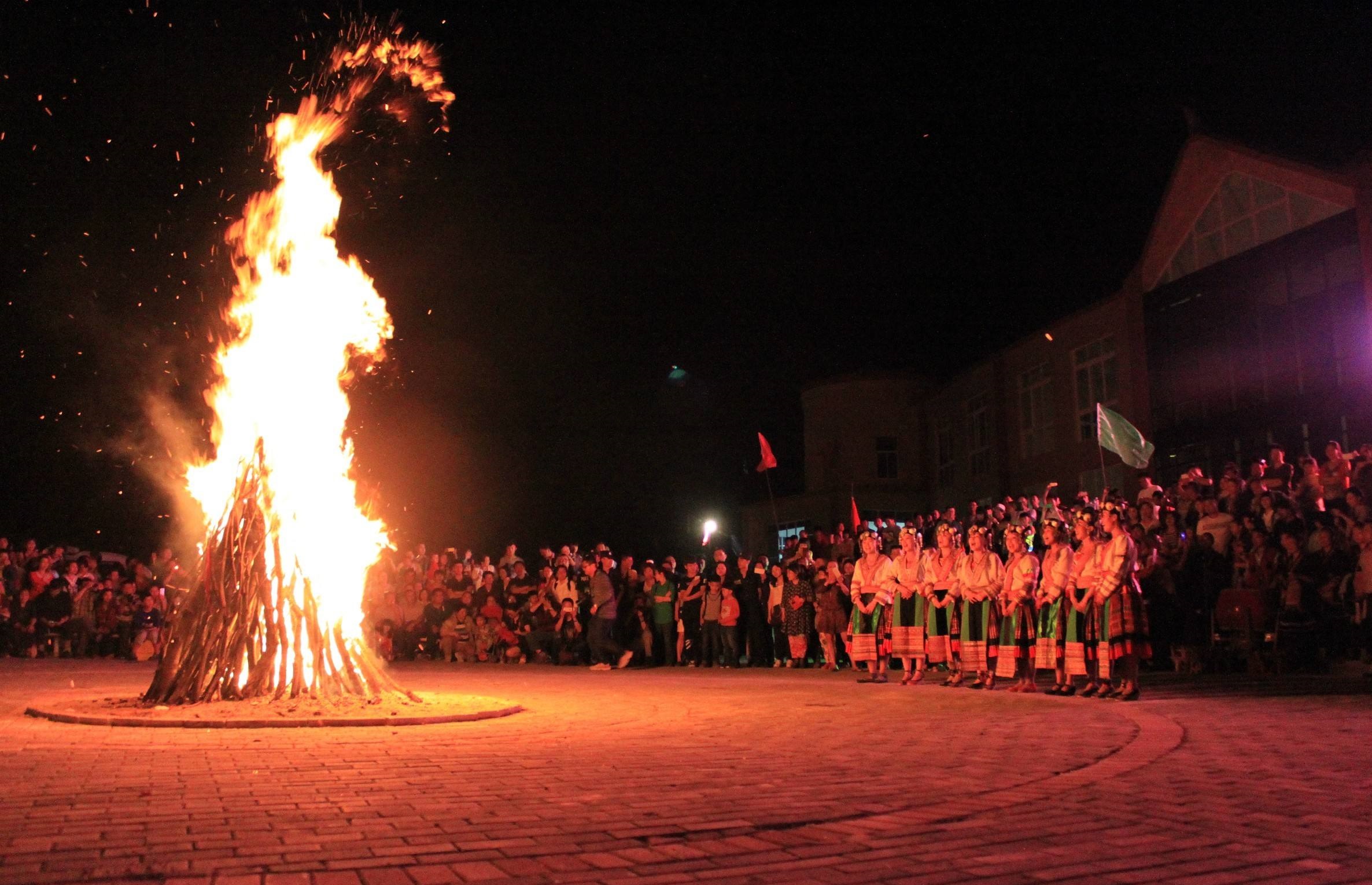 古代人的夜生活如何打发?篝火派对,听音乐,读书写作,逛青楼
