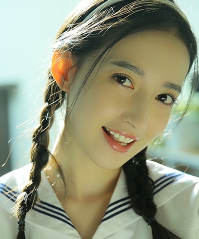 康宁自曝最新校服写真,简单别致的校服更衬出她的清新软萌