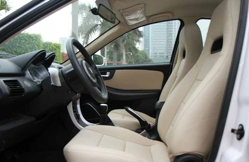 内饰中规中矩,和其他同级别的车子相比还算是不错