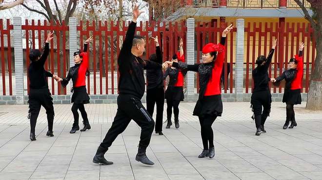 [图]很经典的广场水兵舞1套《冲冲冲》，不但好看，而且简单好学