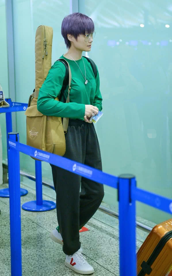 李宇春先是带火鬼冢虎,如今又带火法国版回力鞋,超受学生党喜欢