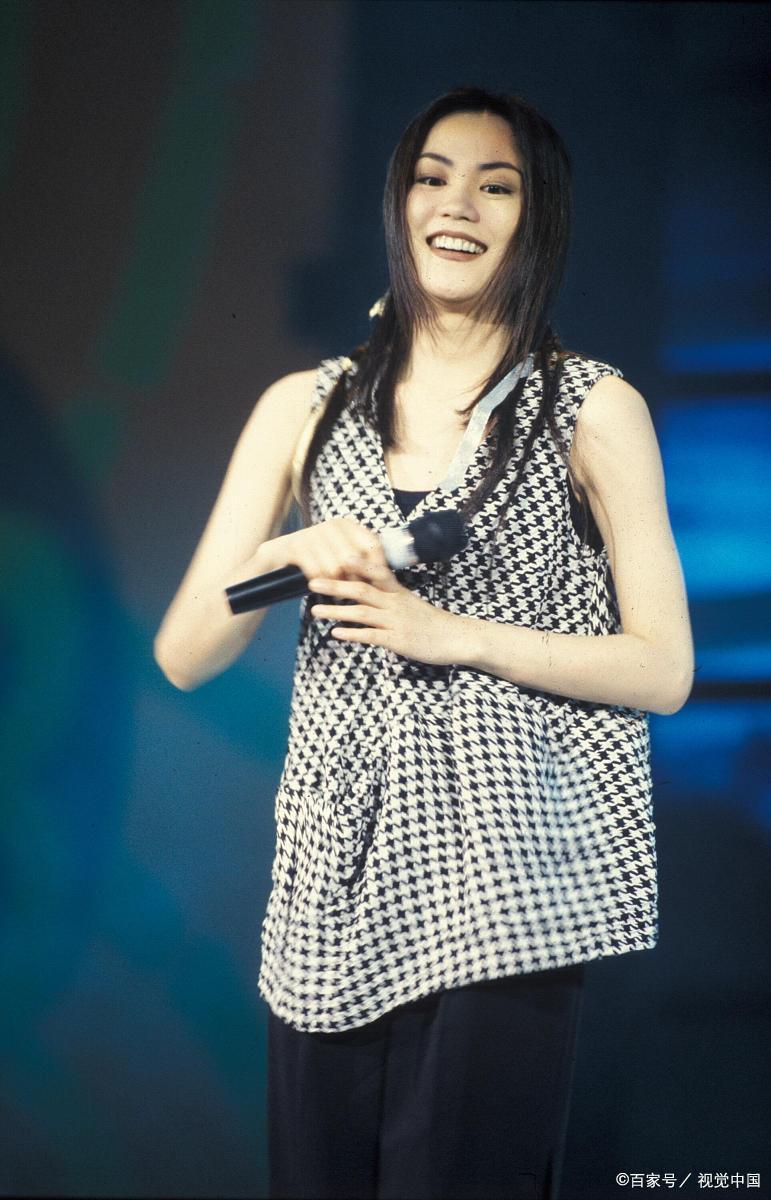 王菲携女儿回国聚会:剪短发瘦了好多,李嫣像妈妈一样漂亮