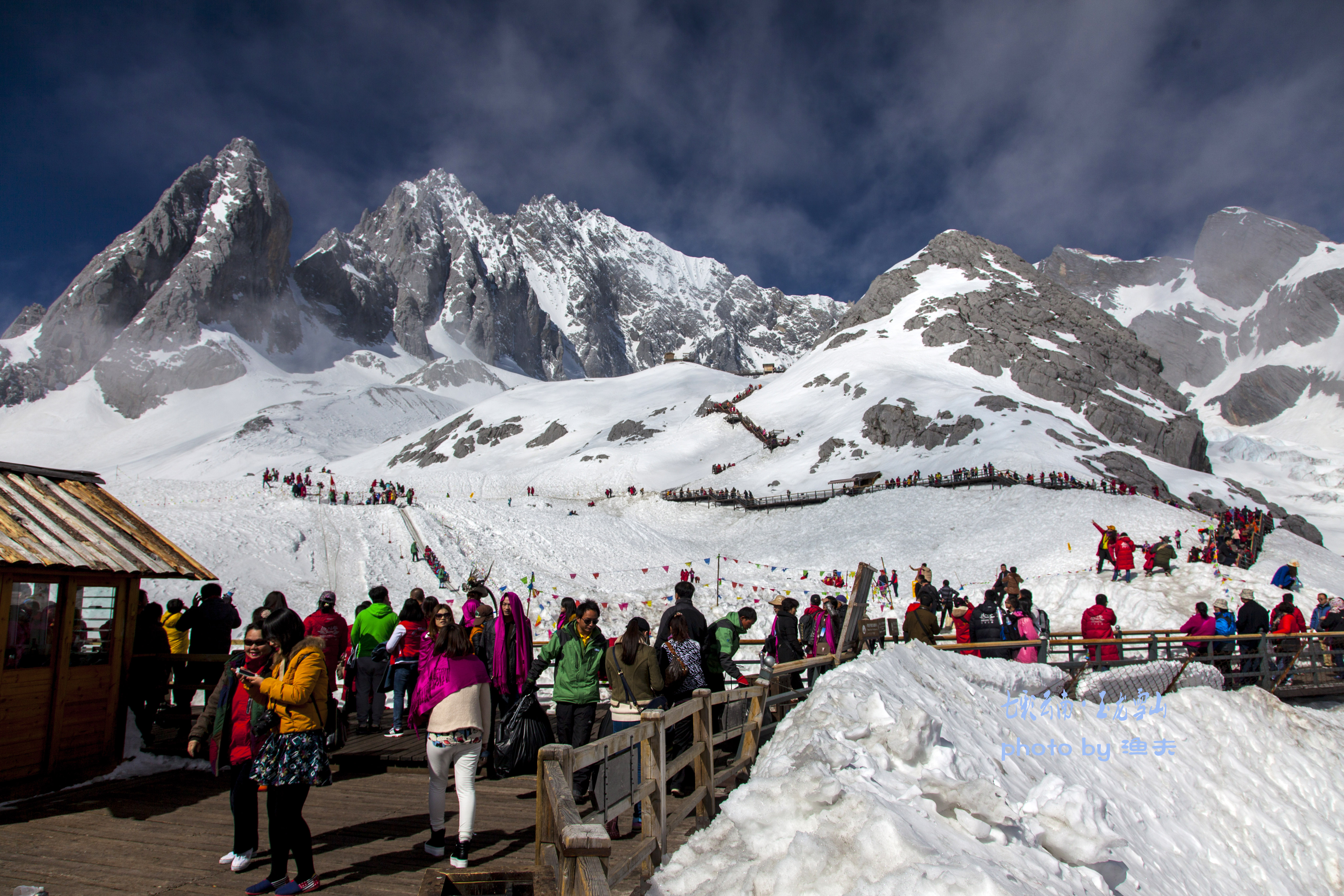 冬季爬玉龙雪山的人很多,山上的景色宜人,白雪覆盖在了山上!