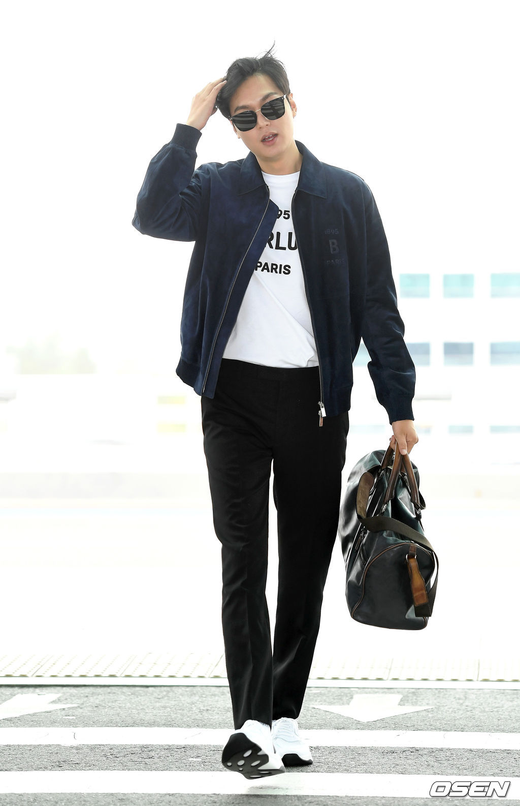 李敏镐退伍后首次公开行程,仁川机场里耀眼的一道光,瞩目的机场时尚