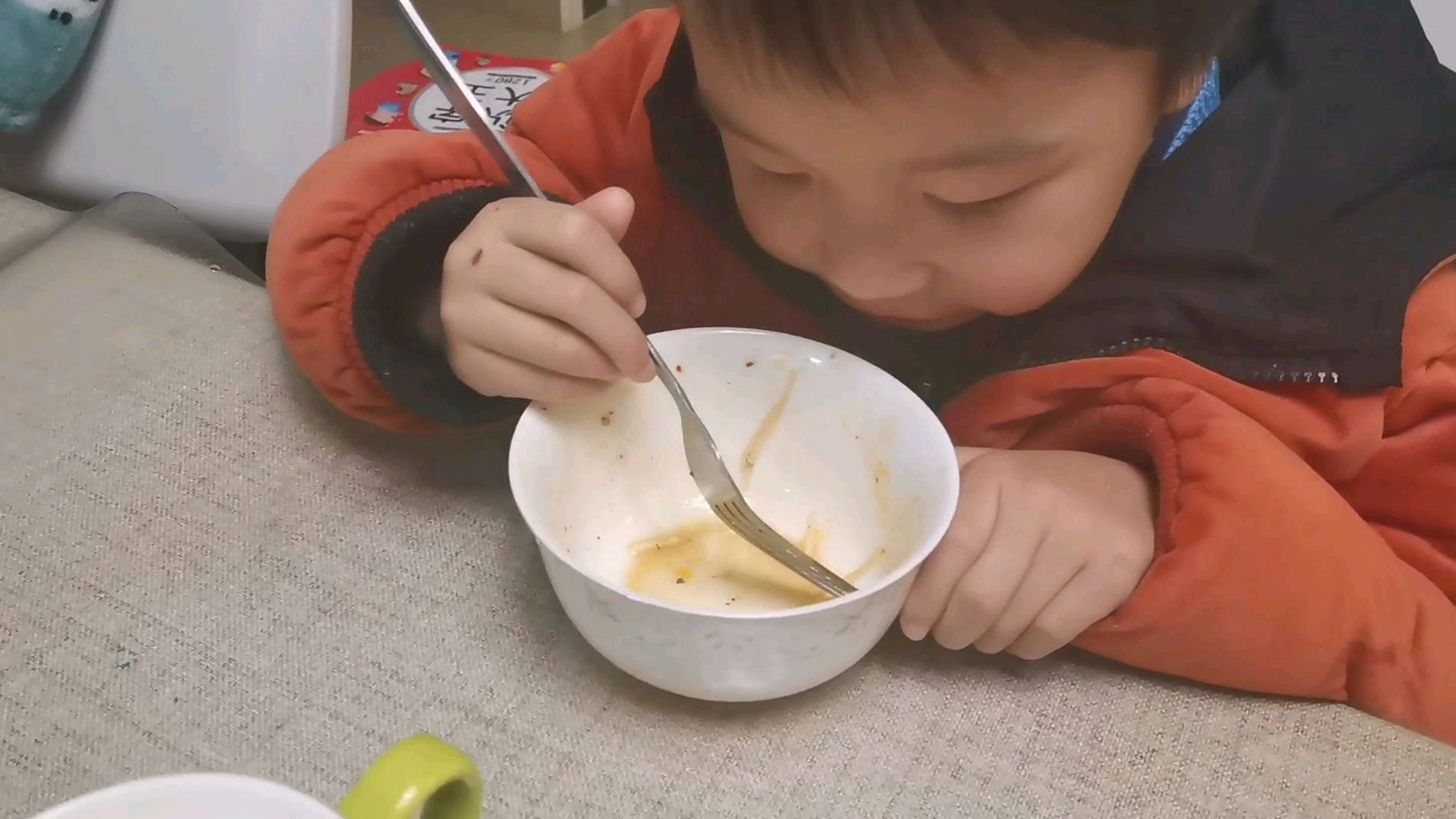 看懒妈给娃吃的啥早餐?竟然碗都舔干净了!