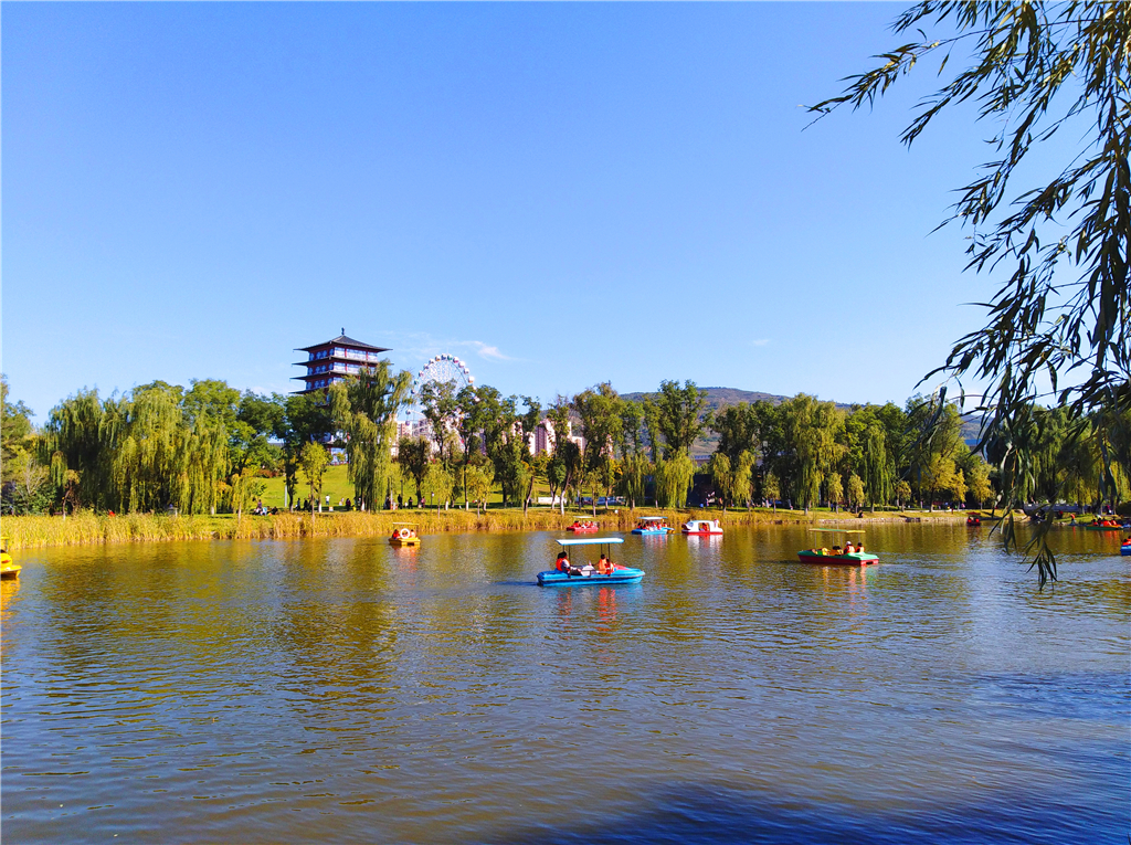 天水马跑泉公园里游人如织湖水碧波荡漾度一个美好的假期