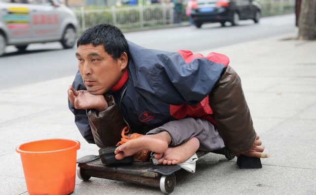 在街头遇见残疾人乞丐 你是否会停下匆匆脚步伸出援手?