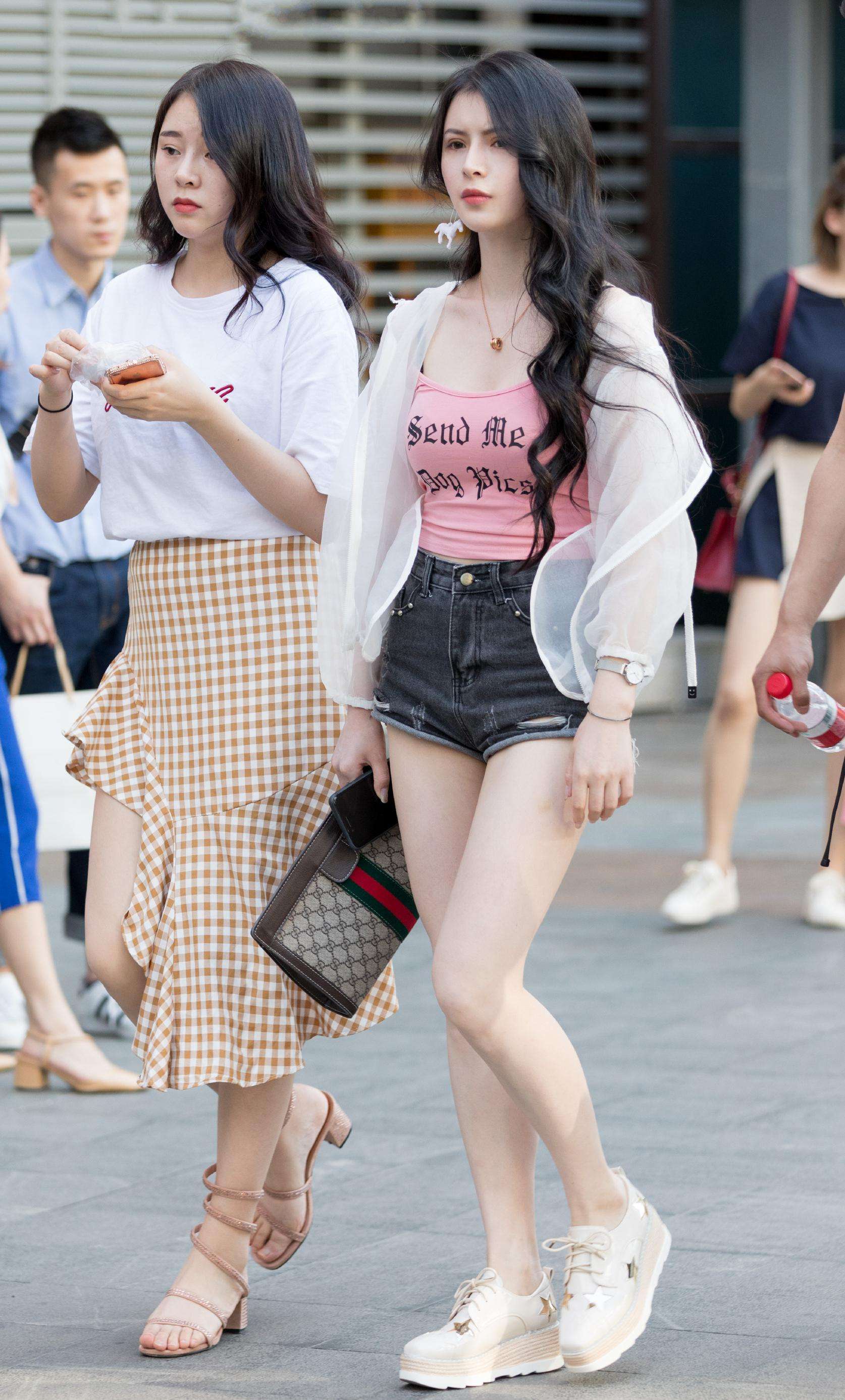 右边的小姐姐穿粉色的运动套装,戴着墨镜,很有范呢!